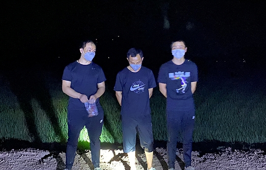 Bắt 3 người Trung Quốc xuất cảnh trái phép