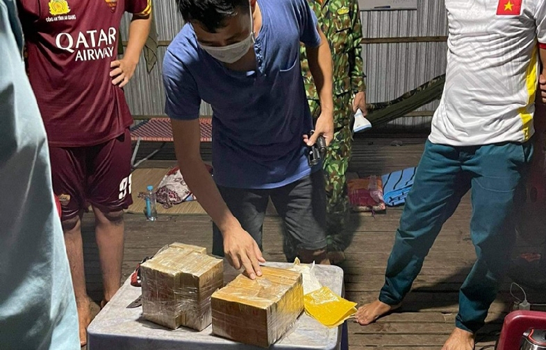 Bắt vụ vận chuyển hơn 7 kg ma túy trong đêm