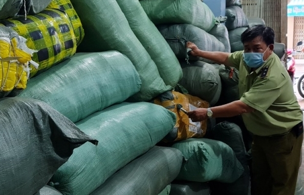 Bắt hàng chục nghìn quần áo nghi giả nhãn hiệu, nhập lậu