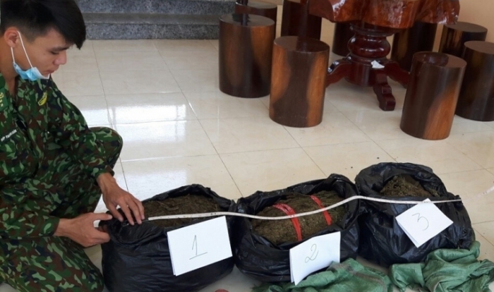 Bỏ lại 20 kg nghi cần sa, chạy thoát thân