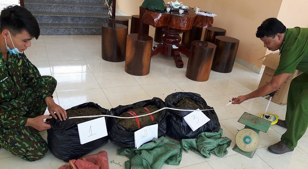 Bỏ lại 20 kg nghi cần sa, chạy thoát thân