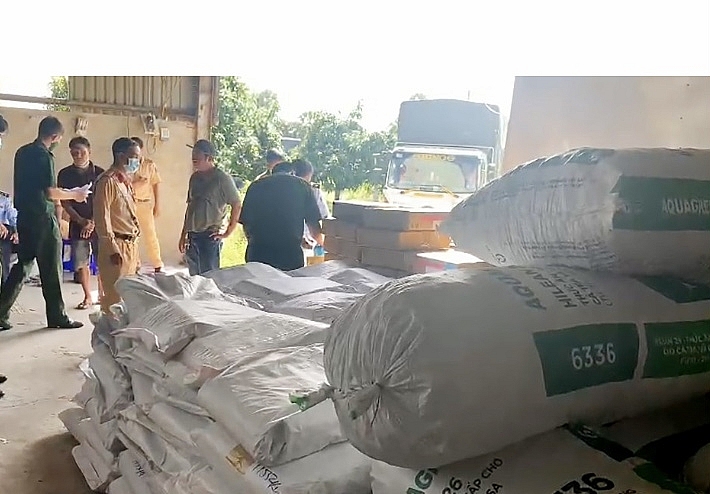 Bắt 4 xe tải chở đầy hàng hóa nghi nhập lậu