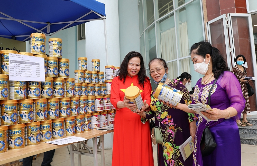 Người cao tuổi tìm hiểu về các sản phẩm dinh dưỡng Sure Prevent Gold, Sure Diecerna và Kenko Haru của Vinamilk.