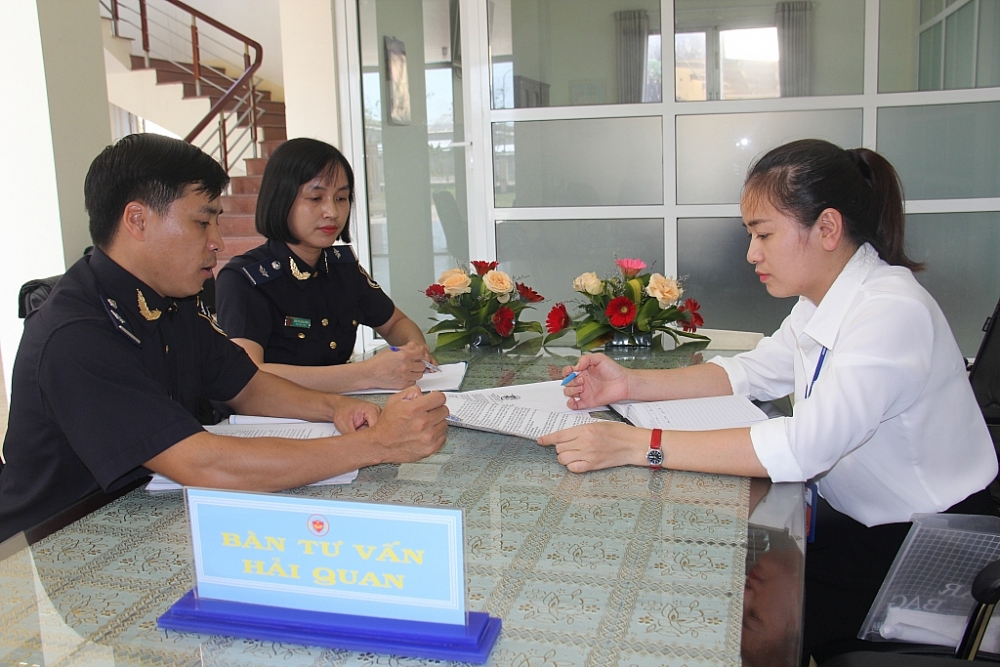 Hải quan Quảng Ngãi hướng dẫn thủ tục cho doanh nghiệp chế xuất. Ảnh: T.H