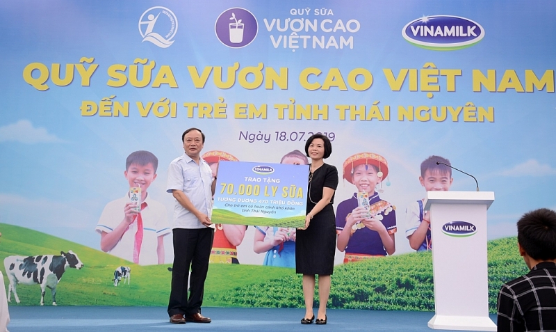 quy sua vuon cao viet nam va vinamilk trao tang 70000 ly sua cho tre em thai nguyen