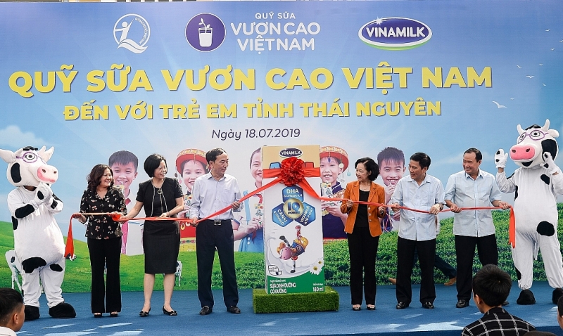 quy sua vuon cao viet nam va vinamilk trao tang 70000 ly sua cho tre em thai nguyen