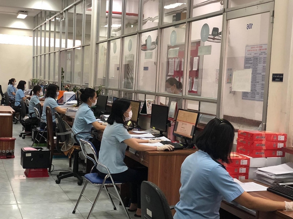 Công chức Chi cục Hải quan quản lý hàng đầu tư - Cục Hải quan TpHCM luôn đảm bảo công tác phòng chống dịch. Ảnh: T.H