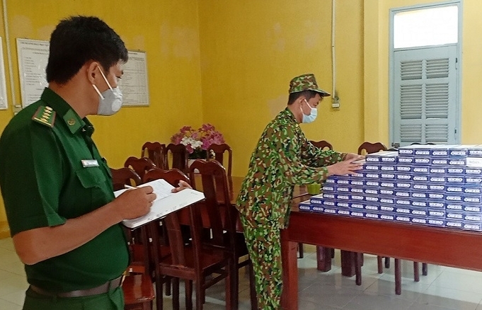 Chốt kiểm soát Covid-19 An Giang bắt 5.000 bao thuốc lá lậu