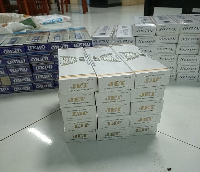 Bỏ xe và hàng lậu chạy thoát thân