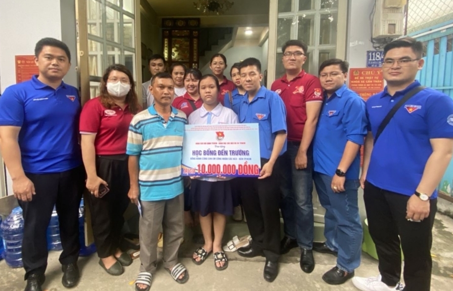 Hải quan TPHCM: Trao học bổng cho trẻ em mồ côi cha mẹ do Covid-19