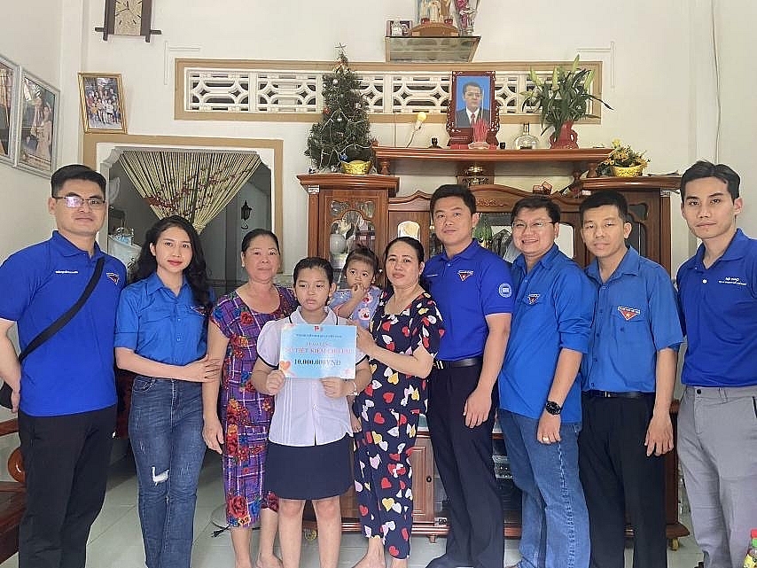 Trao học bổng cho thiếu nhi mồ côi cha mẹ do Covid-19