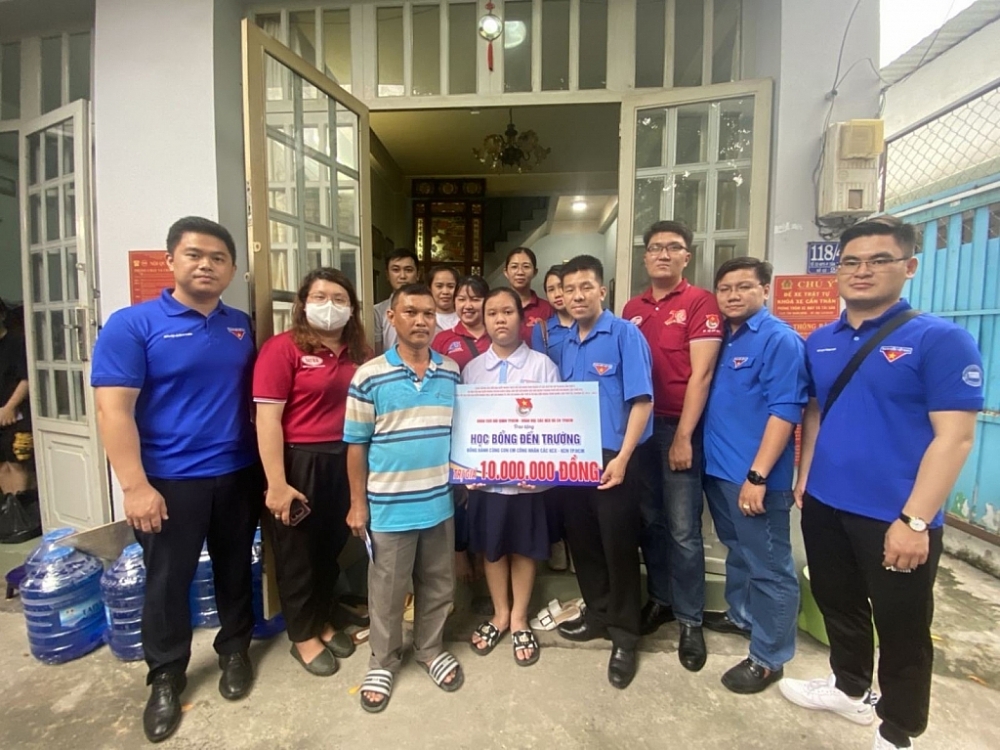 Trao học bổng cho thiếu nhi mồ côi cha mẹ do Covid-19