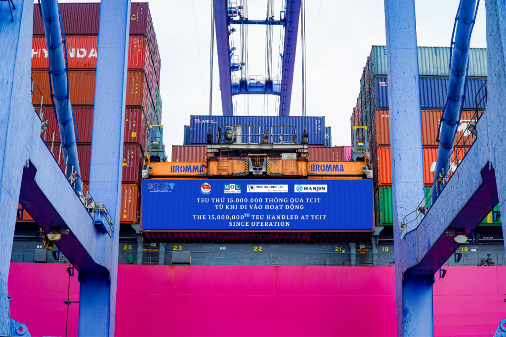 Cảng TCIT tiếp nhận TEU hàng thứ 15 triệu