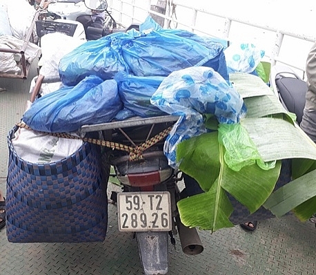 Bỏ cả xe, thuốc lá lậu trên phà