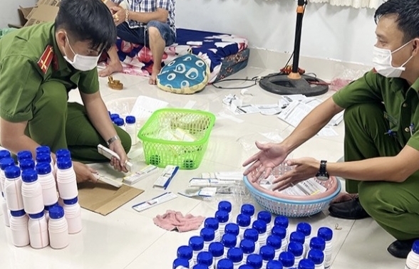 Tạm giữ đối tượng sản xuất thuốc bảo vệ thực vật giả nhãn hiệu