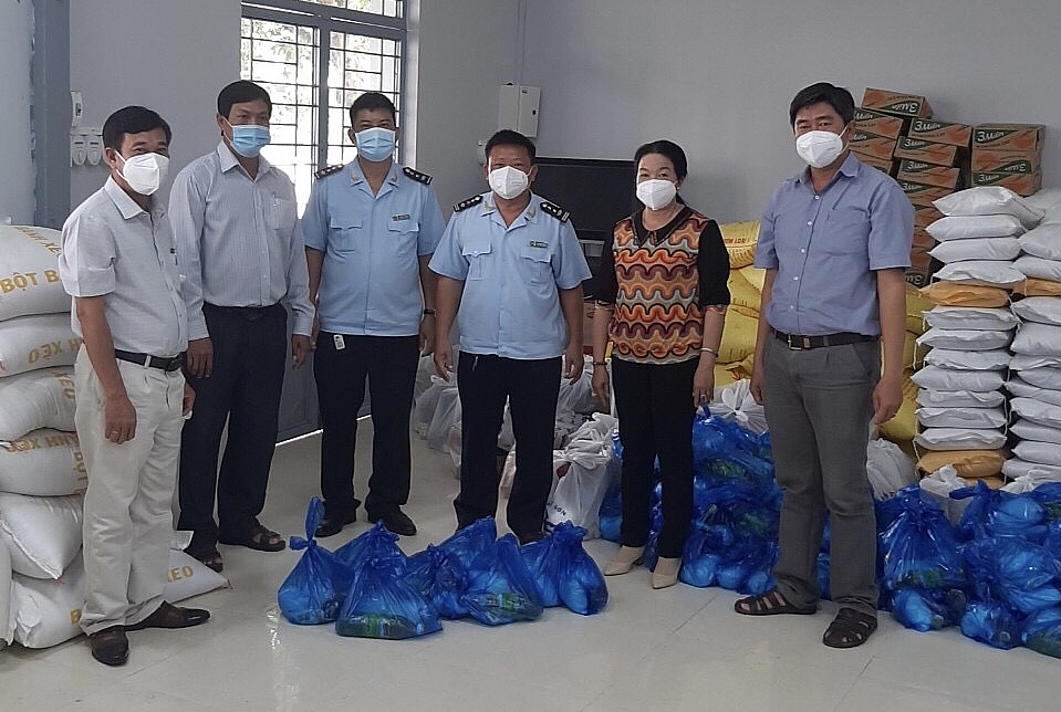Hải quan Tịnh Biên tặng quà cho bà con xã biên giới