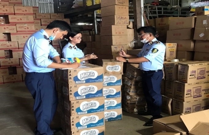 Quản lý thị trường An Giang tạm giữ lượng lớn bánh, kẹo do nước ngoài sản xuất