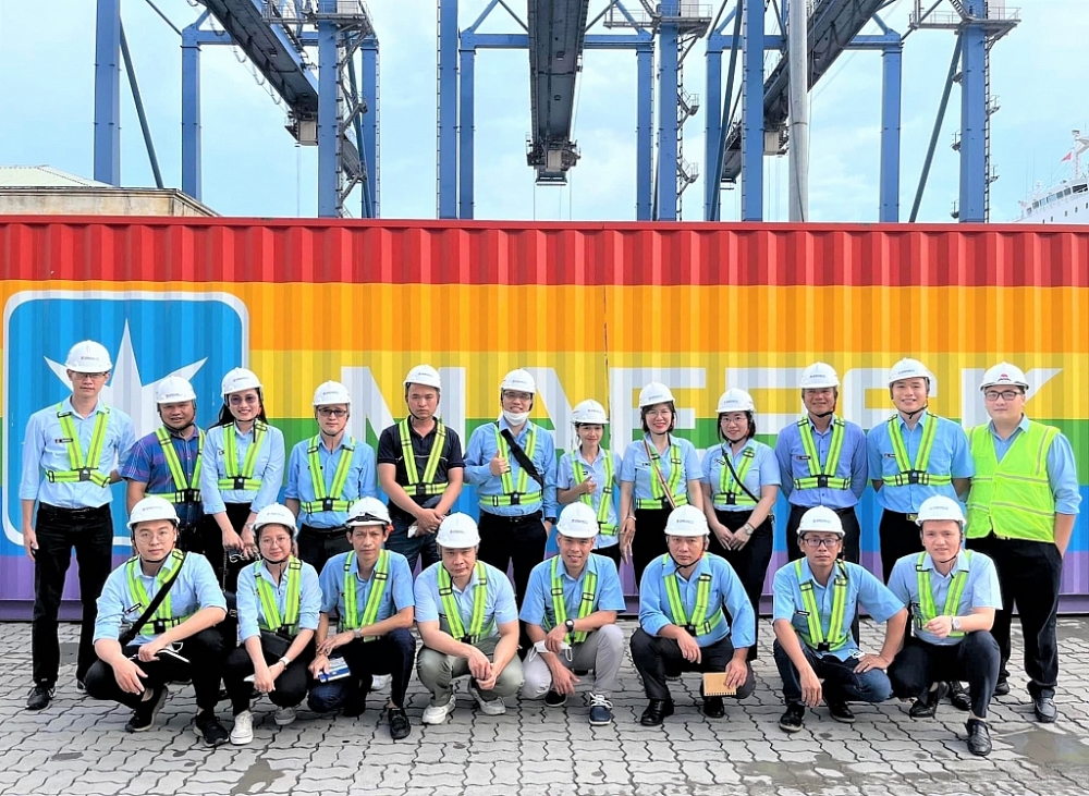 Container cầu vồng của hãng tàu Maersk cập cảng Cát Lái