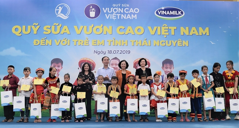quy sua vuon cao viet nam no luc vi su menh de moi tre em deu duoc uong sua moi ngay