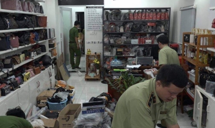 Phát hiện nhiều công cụ hỗ trợ tại cửa hàng bán túi xách giả nhãn hiệu