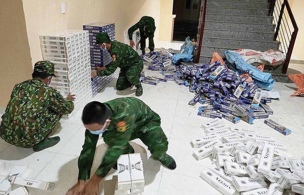 Bắt vụ buôn lậu 7.000 bao thuốc lá Bắt vụ buôn lậu 7.000 bao thuốc lá