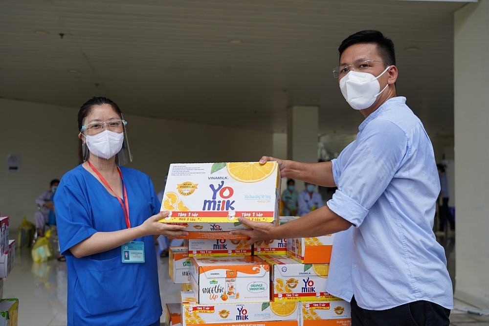 Vinamilk ủng hộ thêm 5 tỷ đồng sản phẩm và thiết bị y tế cho tuyến đầu chống dịch