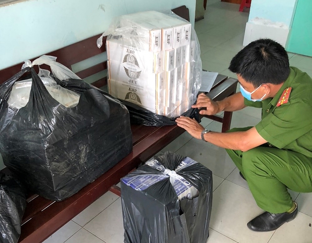 Dùng xuồng máy vận chuyển gần 800 bao thuốc lá nhập lậu