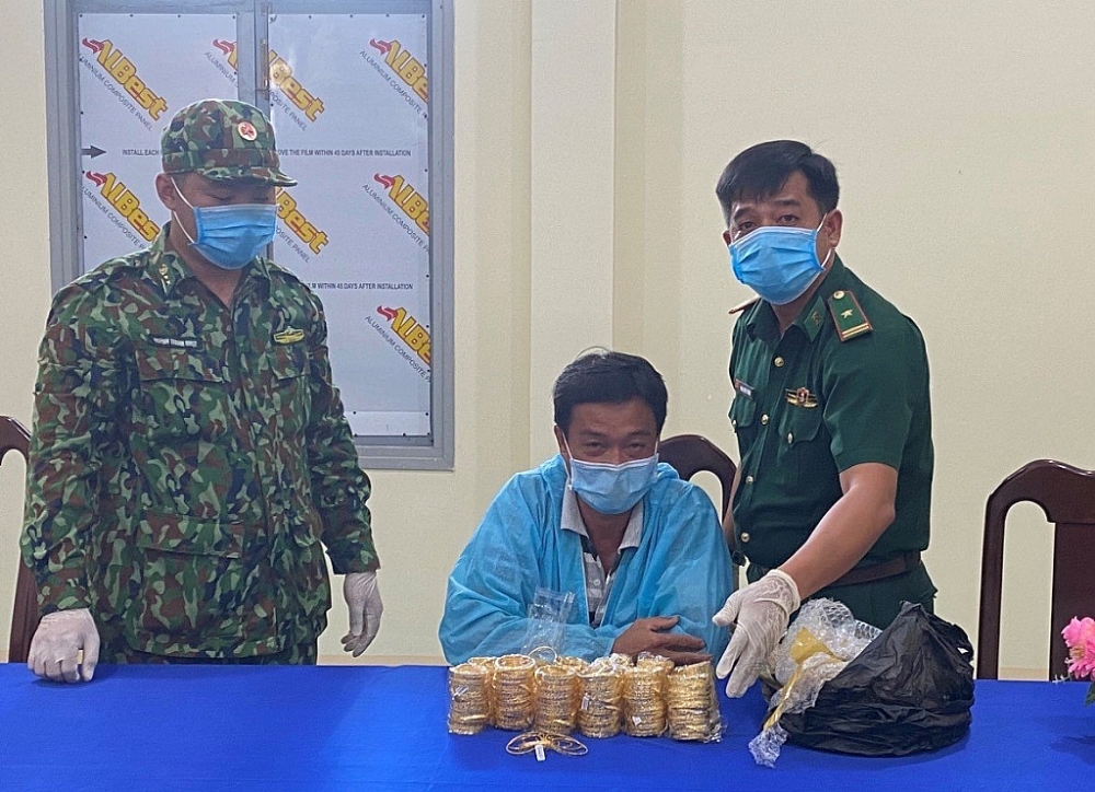 Hải quan, Biên phòng cửa khẩu Vĩnh Xương bắt vụ vận chuyển hơn 2 kg nghi vàng
