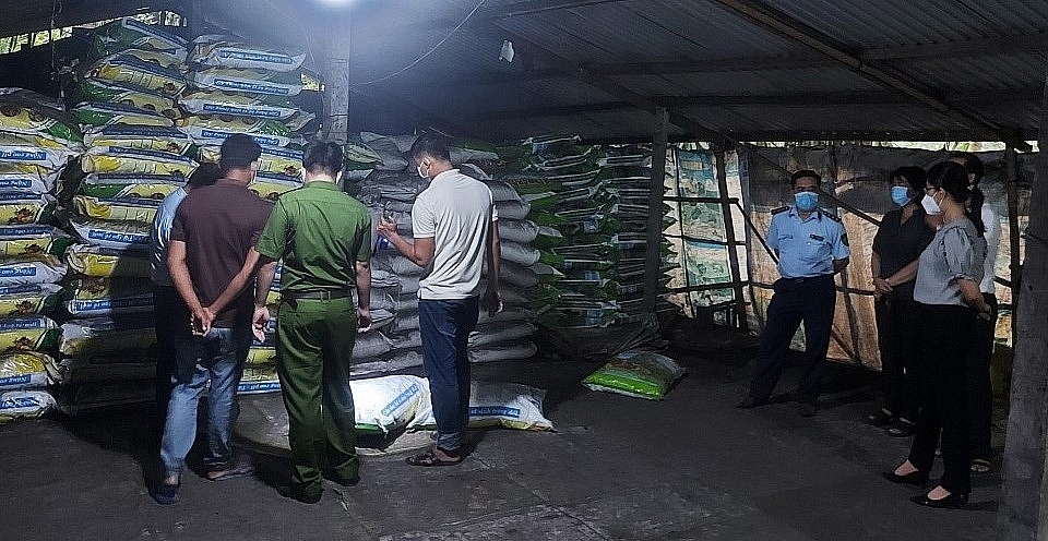 Phát hiện vụ sang chiết phân bón trái phép quy mô lớn