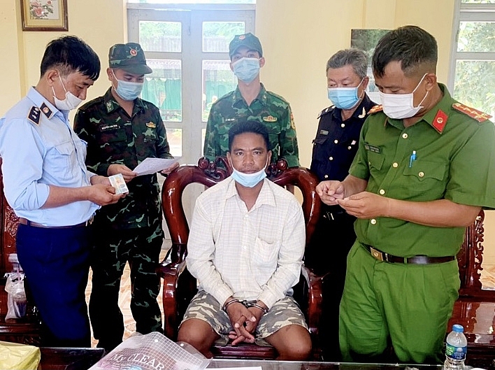 Hải quan Tịnh Biên phối hợp bắt vụ nhập lậu vàng