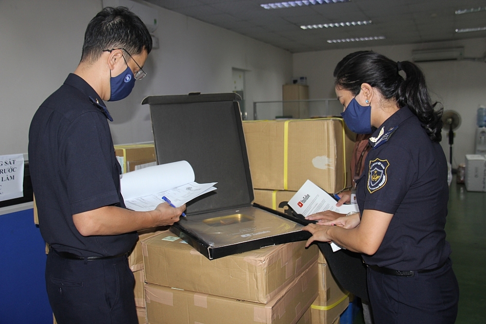 Hải quan TPHCM kiểm tra hàng nhập khẩu. Ảnh: T.H