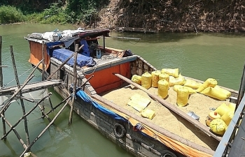 Hai bố con cùng vào tù vì buôn lậu