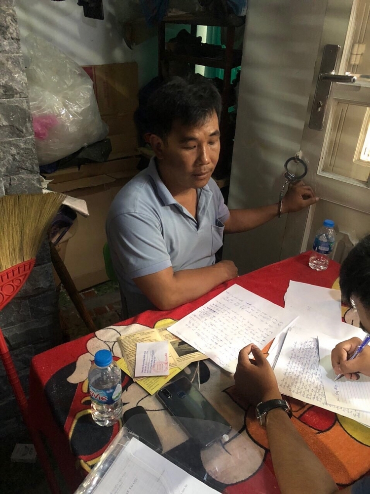 Bắt xe ô tô dùng biển số giả vận chuyển thuốc lá lậu