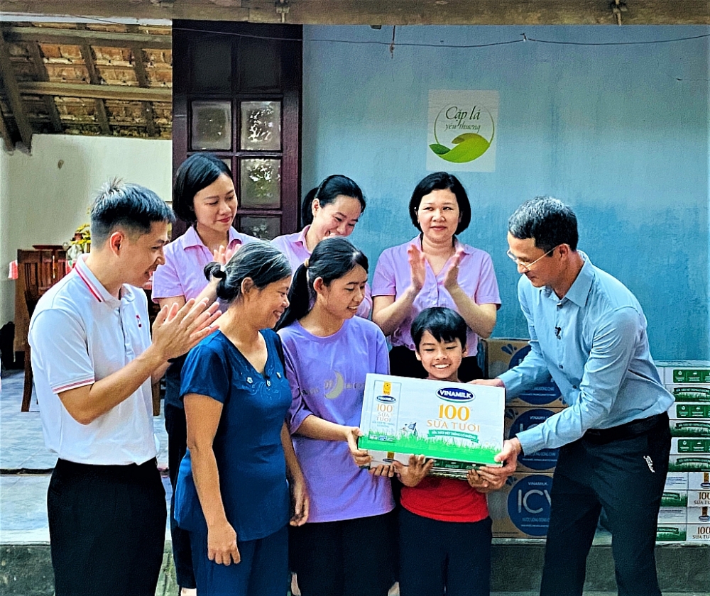 Vòng tay yêu thương của Vinamilk đến với những lá chưa lành miền Trung