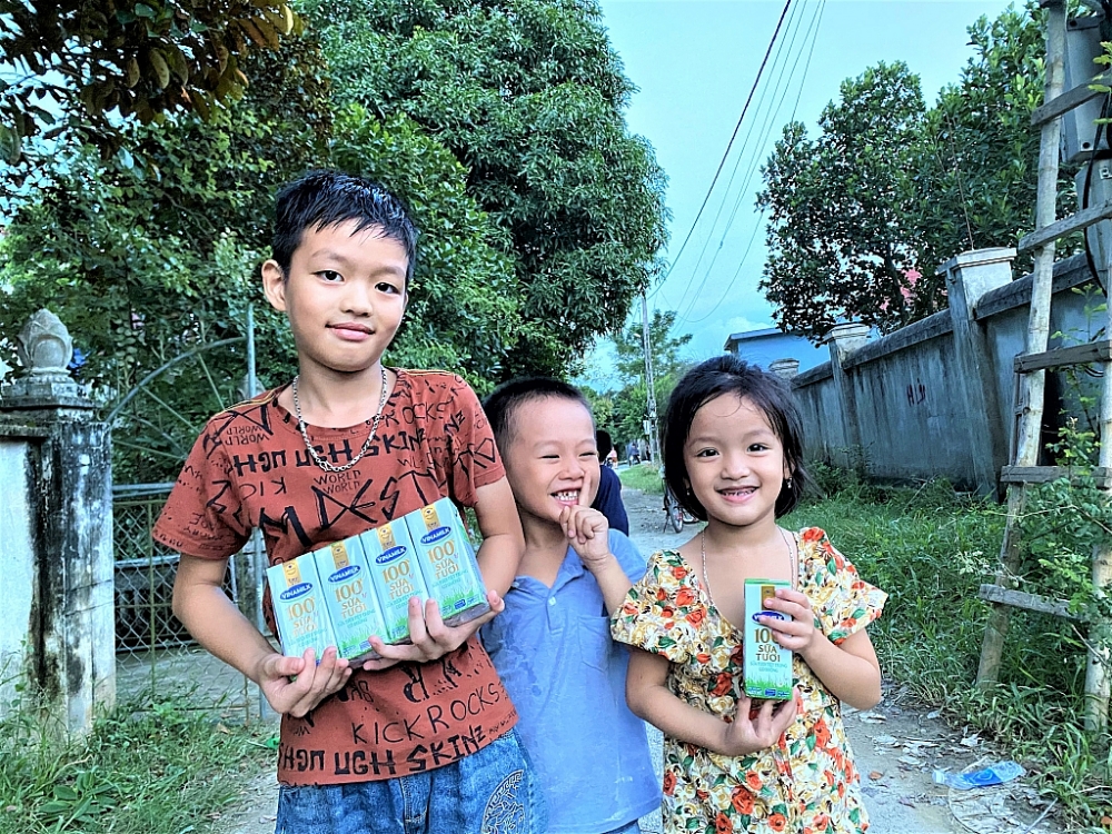 Vòng tay yêu thương của Vinamilk đến với những lá chưa lành miền Trung