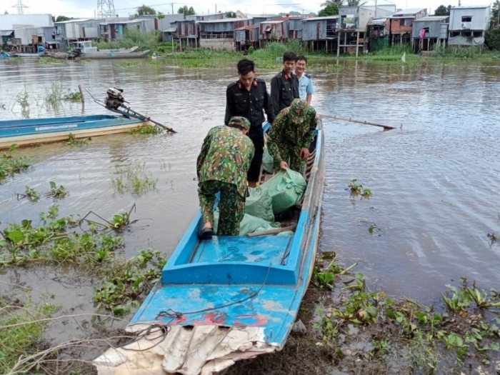 Bắt 2 xuồng máy chở hàng lậu tại cửa khẩu Tịnh Biên