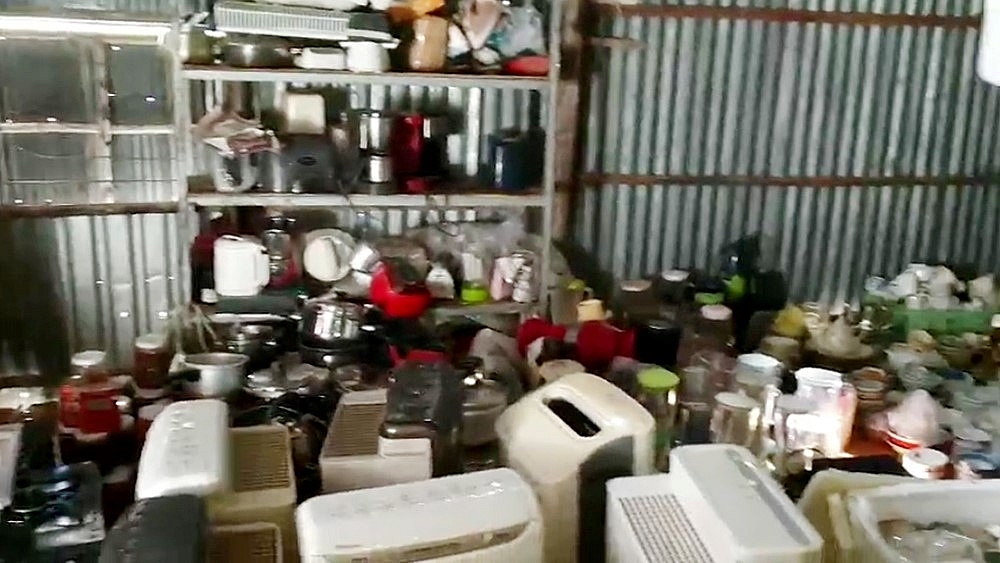 Phát hiện nhiều hàng cấm trong nhà một hộ dân