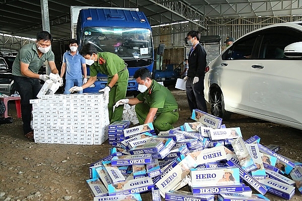 Bắt xe tải vận chuyển trên 11.000 bao thuốc lá lậu ngụy trang khẩu trang y tế