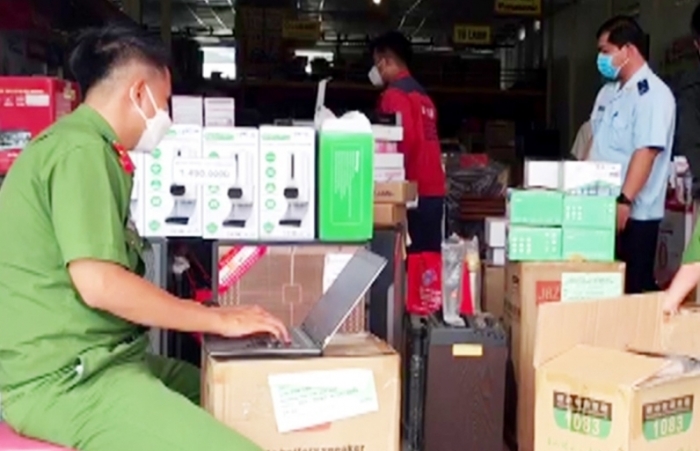 Tạm giữ hàng chục mặt hàng điện tử không chứng từ tại một doanh nghiệp