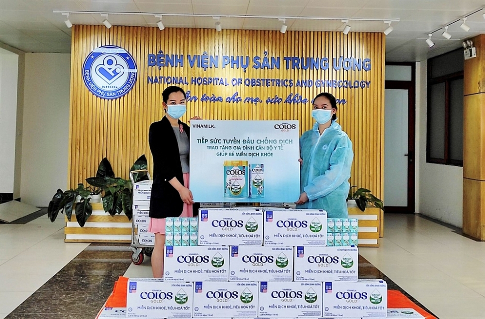 Vinamilk trao tặng 50.000 sản phẩm sữa cho con em cán bộ y, bác sĩ tuyến đầu