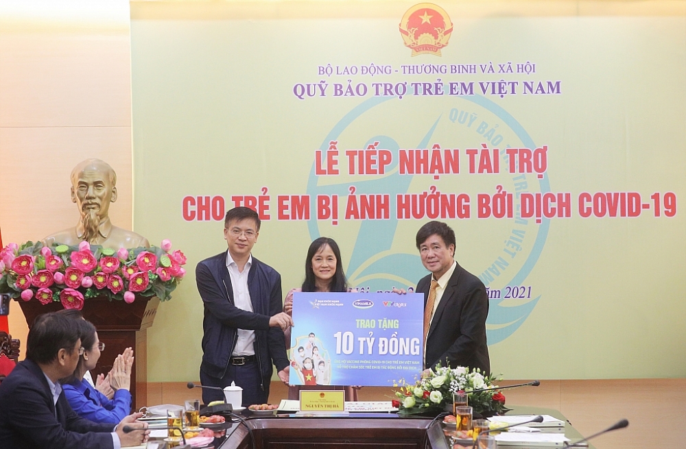 Vinamilk ủng hộ 10 tỷ đồng và 1 triệu ly sữa cho trẻ em bị ảnh hưởng bởi dịch Covid-19