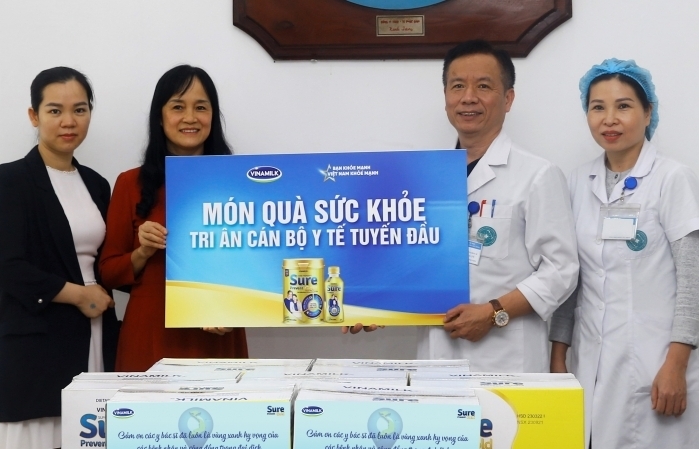 Vinamilk trao tặng thêm 100.000 sản phẩm Sure Prevent Gold đến các y bác sĩ tuyến đầu