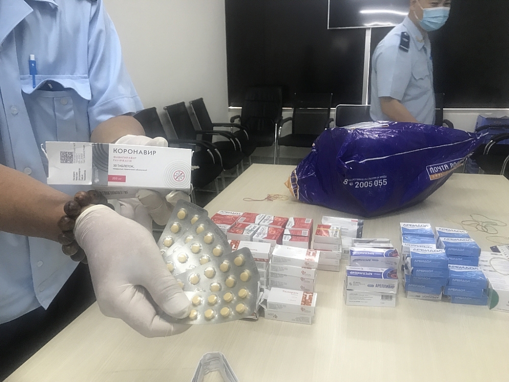 Phát hiện hàng trăm hộp thuốc điều trị Covid-19 nhập lậu trong kiện hàng quà biếu