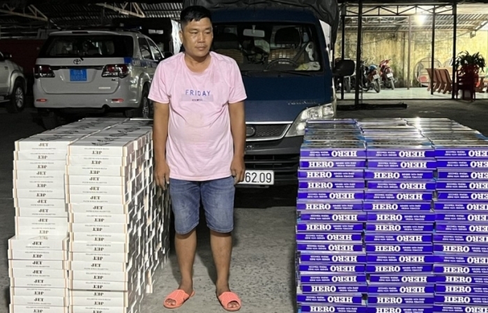 Bắt tạm giam tài xế dùng ô tô vận chuyển hàng cấm