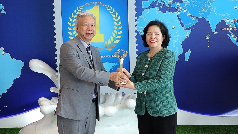 	Bà Mai Kiều Liên được vinh danh Doanh nhân xuất sắc, Vinamilk khẳng định vị trí dẫn đầu về thương hiệu