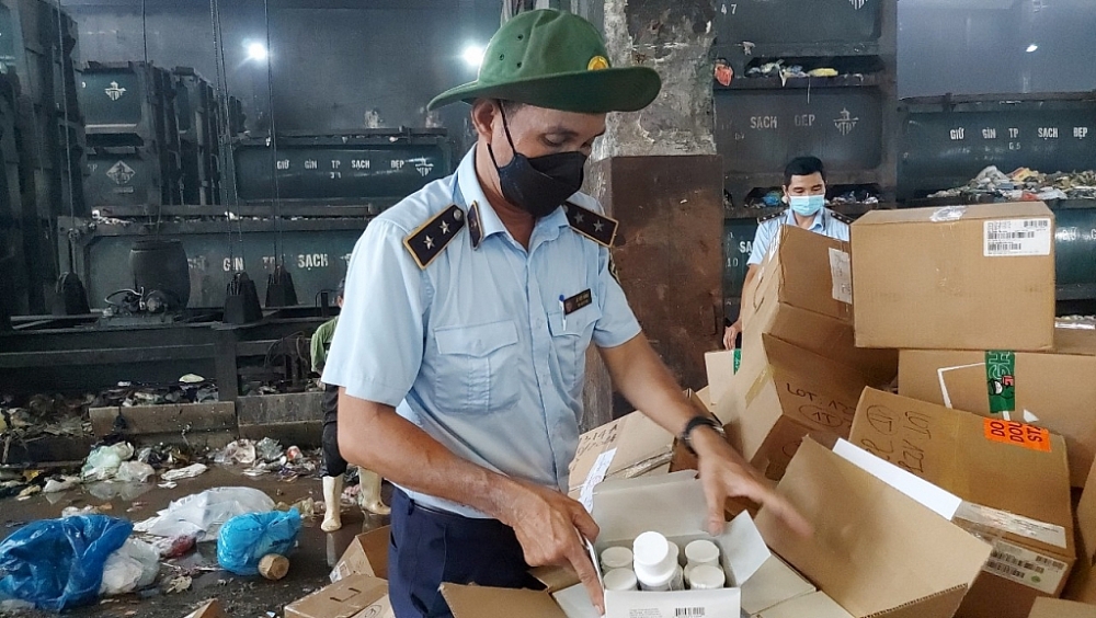 TP Hồ Chí Minh: Tiêu hủy hàng nhập lậu trị giá trên 18 tỷ đồng TP Hồ Chí Minh: Tiêu hủy hàng nhập lậu trị giá trên 18 tỷ đồng