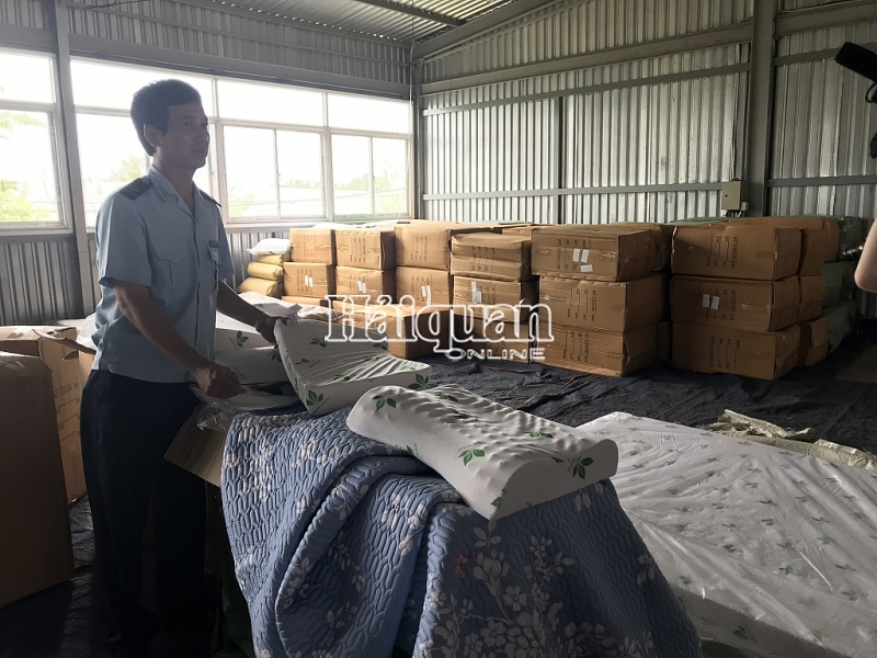 hai quan tphcm bat giu 1 container goi nem cao su nhap khau gia nhan mac viet nam