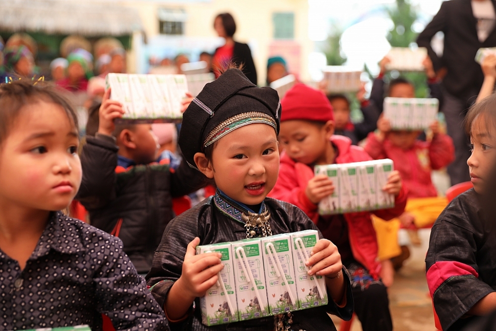 Vinamilk và Quỹ sữa vươn cao Việt Nam trao 94.000 ly sữa cho trẻ em Hà Giang