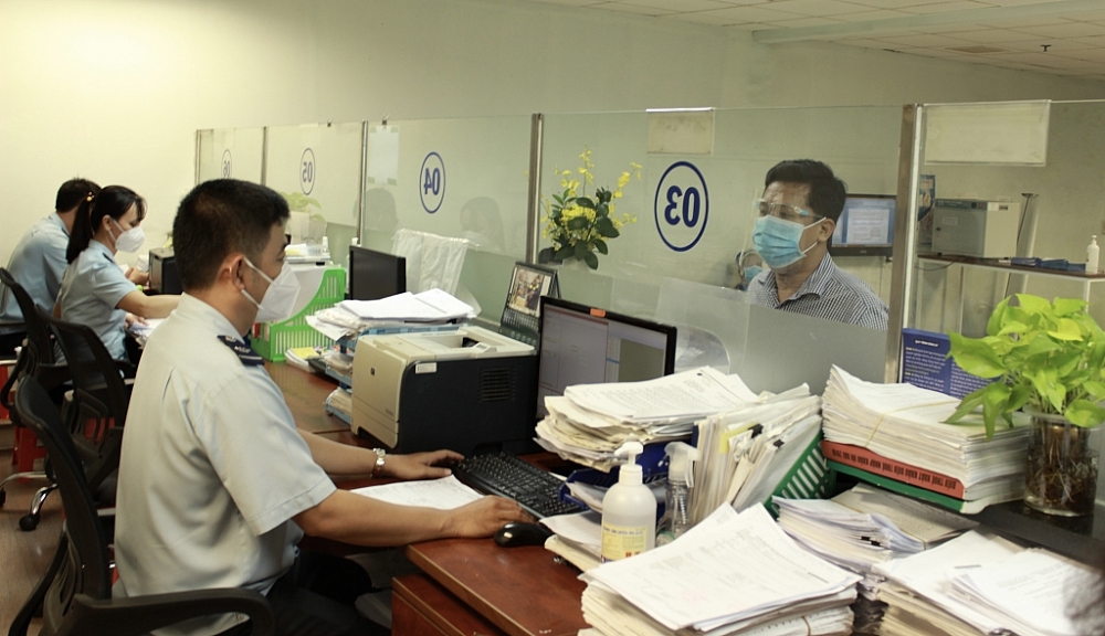 Hải quan sân bay Tân Sơn Nhất làm thủ tục cho hàng XK. Ảnh: T.H