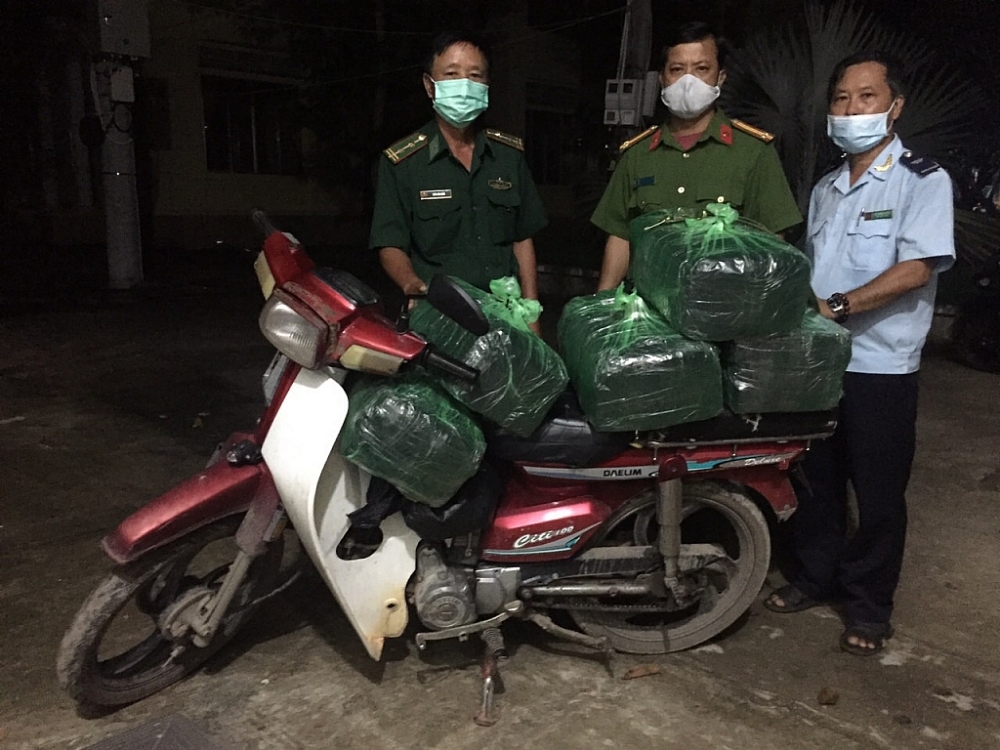 Hải quan Đồng Tháp phối hợp bắt vụ buôn lậu tân dược lớn vào nửa đêm